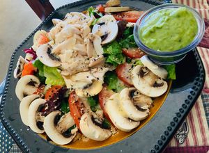 Una foto de Ensalada de hojas mixtas con champiñones