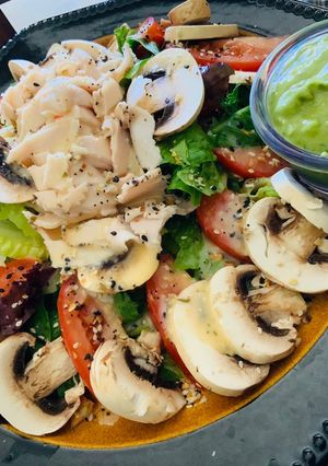 Una foto de Ensalada de hojas mixtas con champiñones