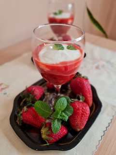 Una foto de Frutillas salteadas con crema de yogur 🍓 🍓