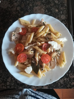 Una foto de Pasta con pollo y setas