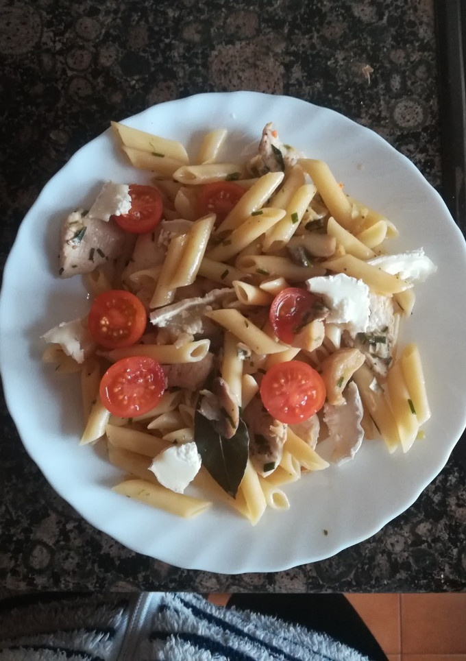 Una foto de Pasta con pollo y setas