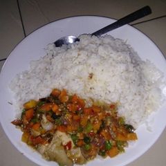 A picture of White rice 🍚 and sauce.