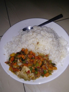 A picture of White rice 🍚 and sauce.
