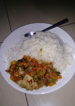 A picture of White rice 🍚 and sauce.