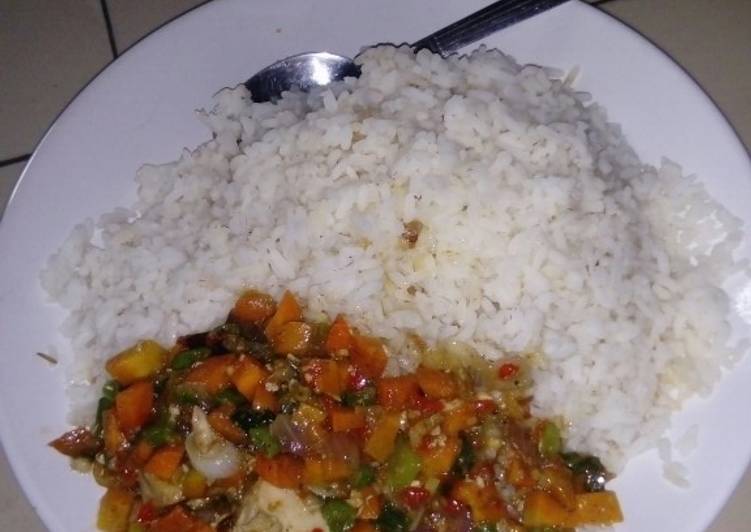Step-by-Step Guide to Prepare Awsome White rice 🍚 and sauce Cooking Basics for Newbies