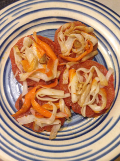 Una foto de Ensalada tibia de Tomate y Surimi 💞