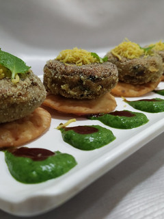 राजमा आलू टिक्की व्हीट पापडी चाट (rajma aloo tikki papdi chat recipe in marathi) रेसिपी चे मुख्य फोटो