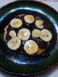 Panqueques mexicanos de amaranto con caldo de pollo, moles dulce, plátano y miel de ágave