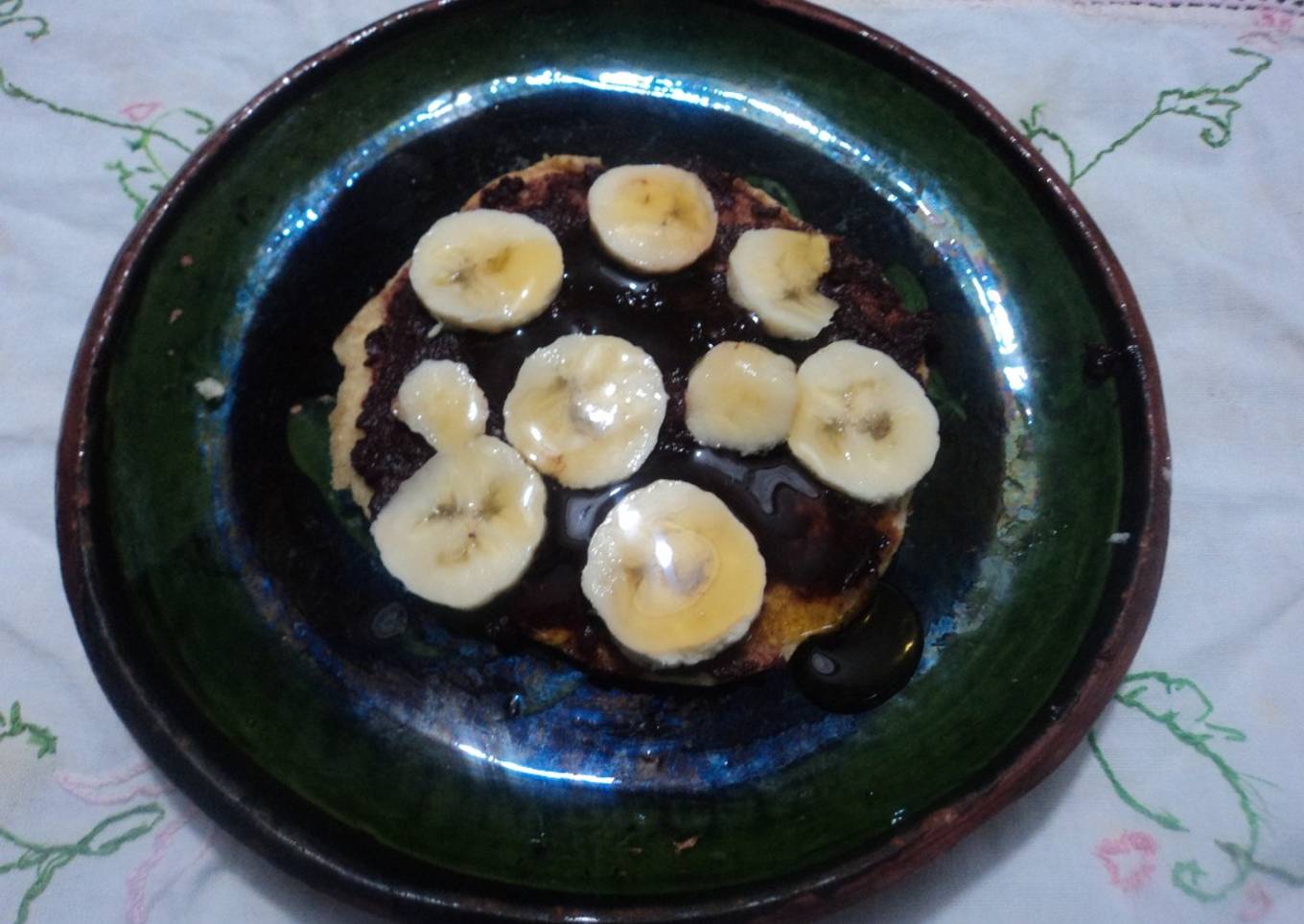 Panqueques mexicanos de amaranto con caldo de pollo, moles dulce, plátano y miel de ágave