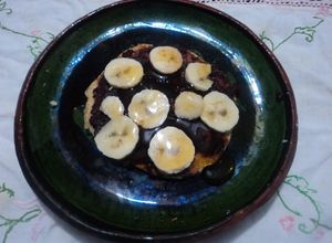 Una foto de Panqueques mexicanos de amaranto con caldo de pollo, moles dulce, plátano y miel de ágave