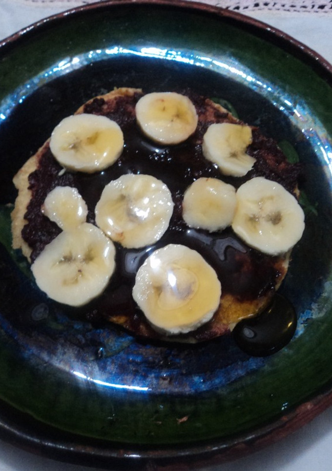 Una foto de Panqueques mexicanos de amaranto con caldo de pollo, moles dulce, plátano y miel de ágave