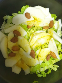 Una foto de Ensalada agridulce de lechuga, manzana verde y almendra