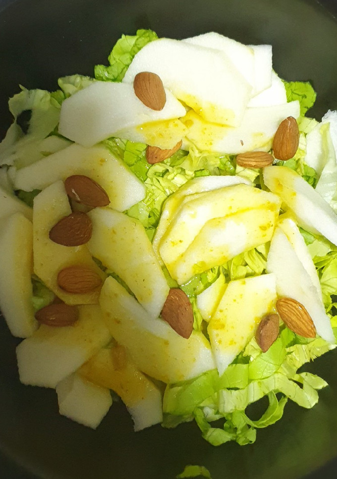 Una foto de Ensalada agridulce de lechuga, manzana verde y almendra