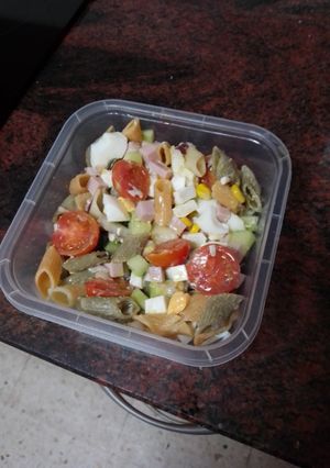 Una foto de Tupper de ensaladilla de pasta sin mayonesa