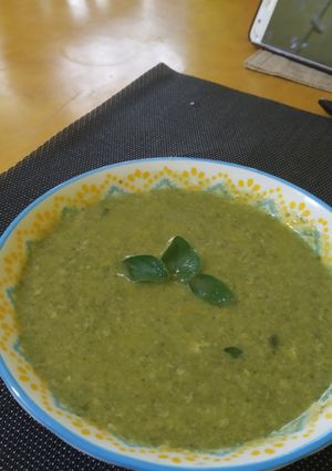 Una foto de Sopa crema de espinaca y cebolla