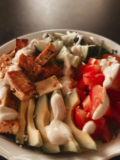 Una foto de 🌱 Couscous con tofu marinado, aguacate, pepino y tomate con salsa de yogurt casera 🌱