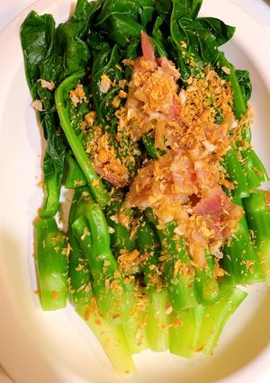 รูปของ คะน้าน้ำมันหอยเบคอนกรอบ🥓🥬 style by barbie👩🏼🍳