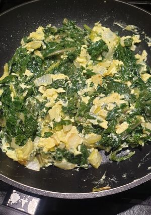 Una foto de Revoltillo de Kale con cebolla y hinojo