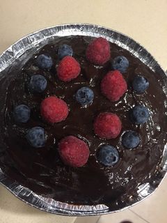 Una foto de Bizcocho con crema y cobertura de chocolate