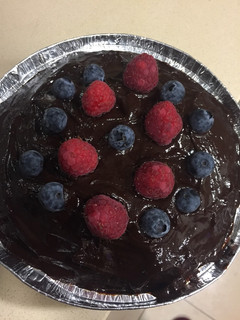 Una foto de Bizcocho con crema y cobertura de chocolate