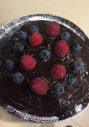 Una foto de Bizcocho con crema y cobertura de chocolate