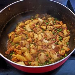 A picture of Achaari aloo methi.