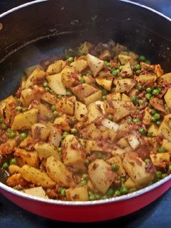 A picture of Achaari aloo methi.