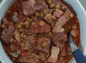 Una foto de Lentejas guisadas 🍲con carne y chorizo colorado