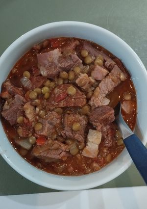 Una foto de Lentejas guisadas 🍲con carne y chorizo colorado