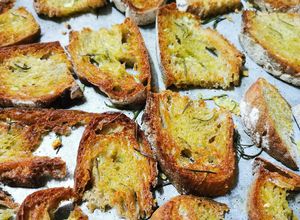 Foto de Irresistíveis tostas de azeite, alho e alecrim