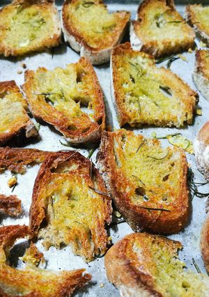 Foto de Irresistíveis tostas de azeite, alho e alecrim