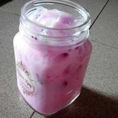 A picture of Es kelapa muda buah naga.