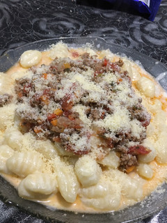 Una foto de Ñoquis con salsa boloñesa casera