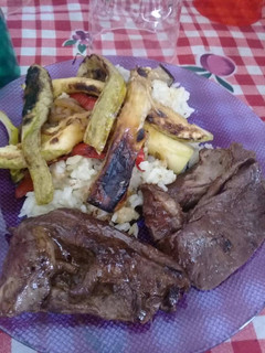 Una foto de Bife de corazón. Con arroz y verduras saltedas(a la plancheta)