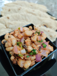 A picture of Black Eyed Beans dry sabzi with Jowar Roti.