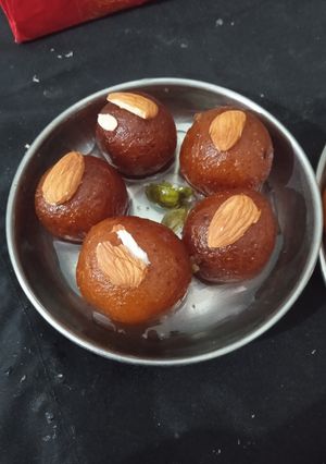 A picture of Gulab Jamun.