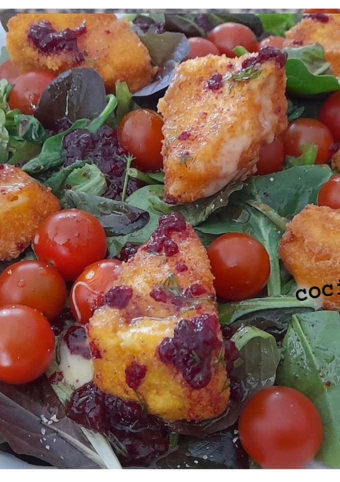 Una foto de Ensalada de camembert rebozado
