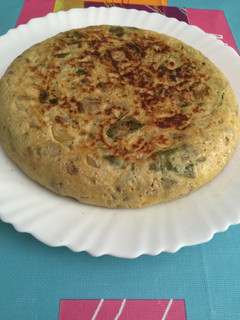 Una foto de Tortilla de calabacín, berenjena y pimientos