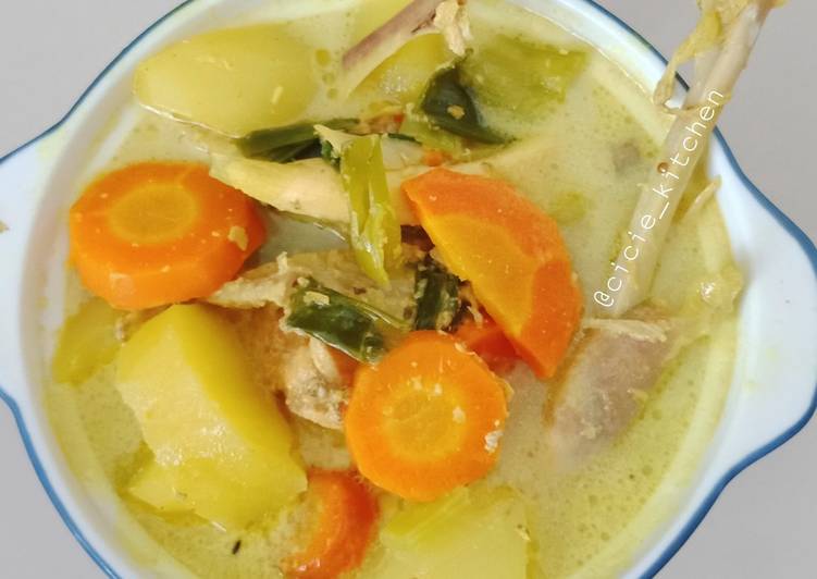 Kare Ayam mix Kentang Wortel