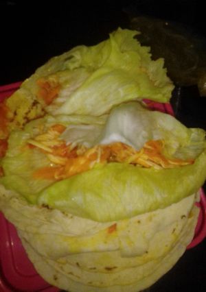 Una foto de Tacos de pollo y zanahoria en lechuga