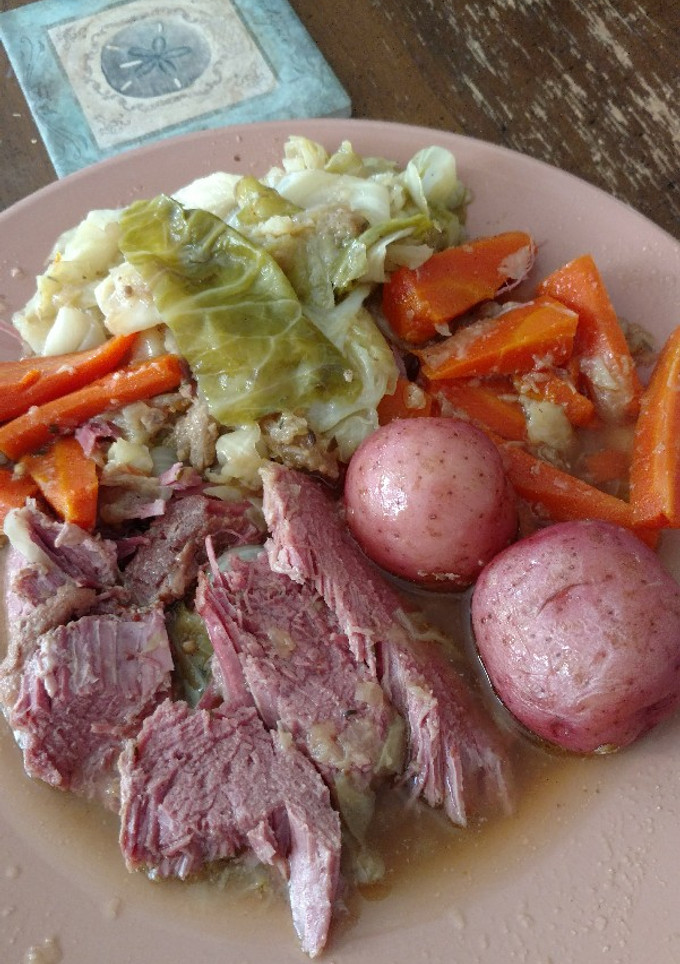 A picture of Corned Beef and Cabbage.