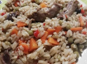 Una foto de Arroz con menudos de pollo