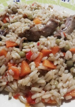 Una foto de Arroz con menudos de pollo