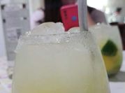 Una foto de agua ardiente