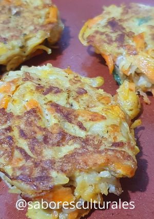 Una foto de 🧡:💛Croquetas chatas coloridas💚:🤍