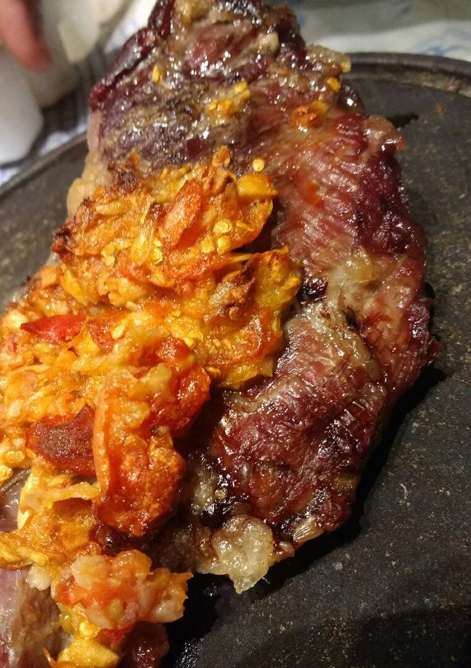 Una foto de Carne asada con pasta de ajo y tomate