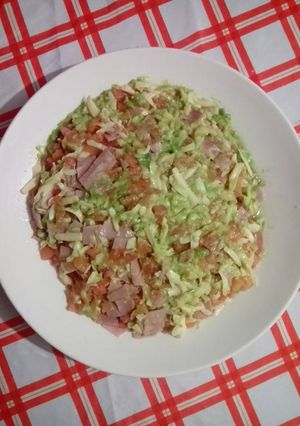 Una foto de Ensalada de tomate con jamón a la mozzarella