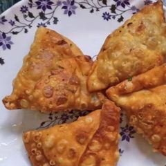 A picture of Aloo samosay.