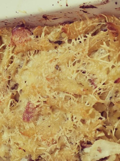Una foto de Fideos al horno con salsa bechamel y cebolla