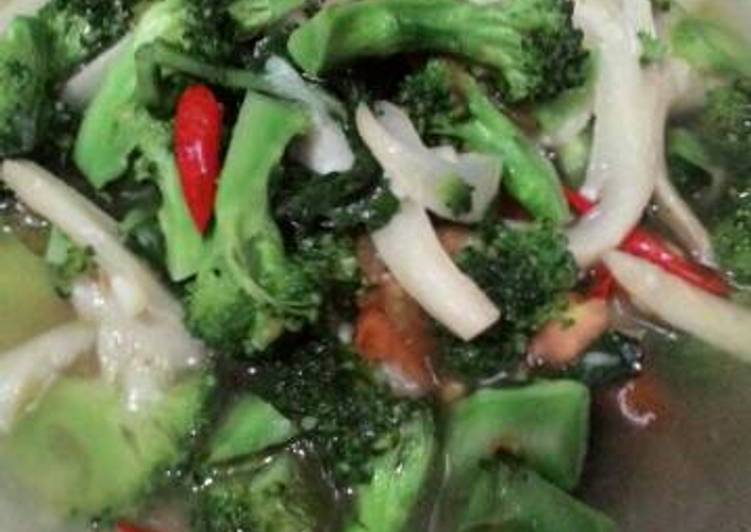 Cara Gampang Membuat Sayur bening brokoli jamur tiram yang Lezat
